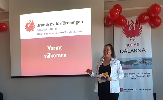 Dalarnas verksamhetsledare Elisabeth Myregrund hälsar alla välkomna under Dalarnas 100-årsjubileum